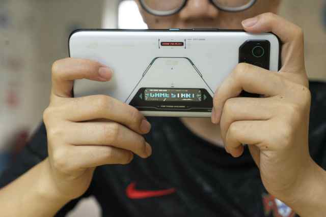 腾讯ROG游戏手机6 Pro评测：极致操控，以骁龙8+带来手游新体验