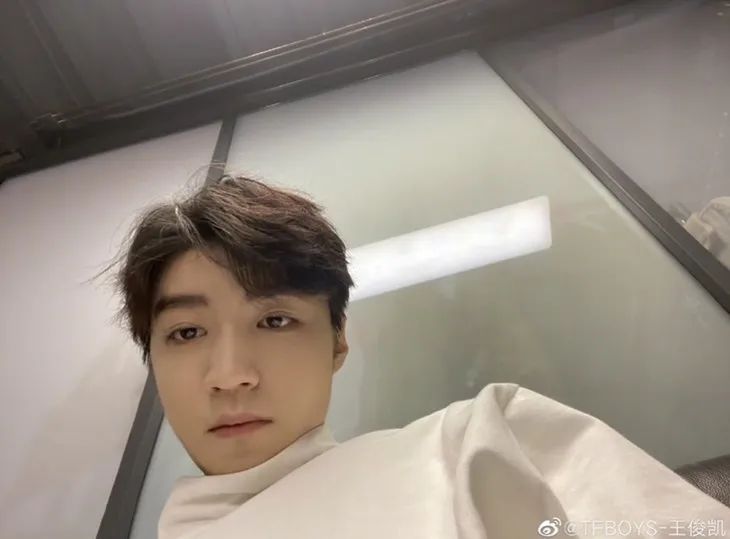 OMG | 倪妮这自拍角度普通人真hold不住