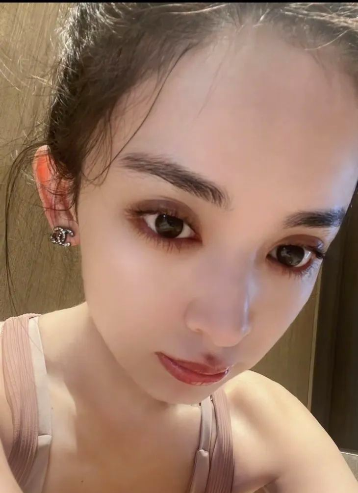 OMG | 倪妮这自拍角度普通人真hold不住