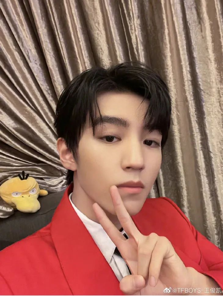 OMG | 倪妮这自拍角度普通人真hold不住