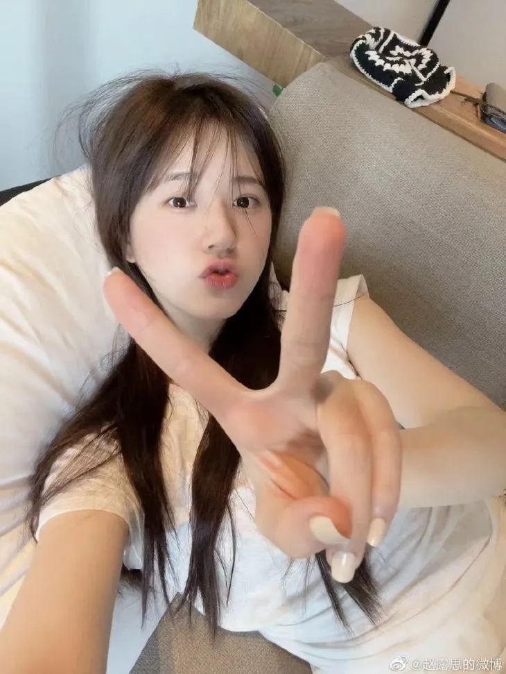 OMG | 倪妮这自拍角度普通人真hold不住