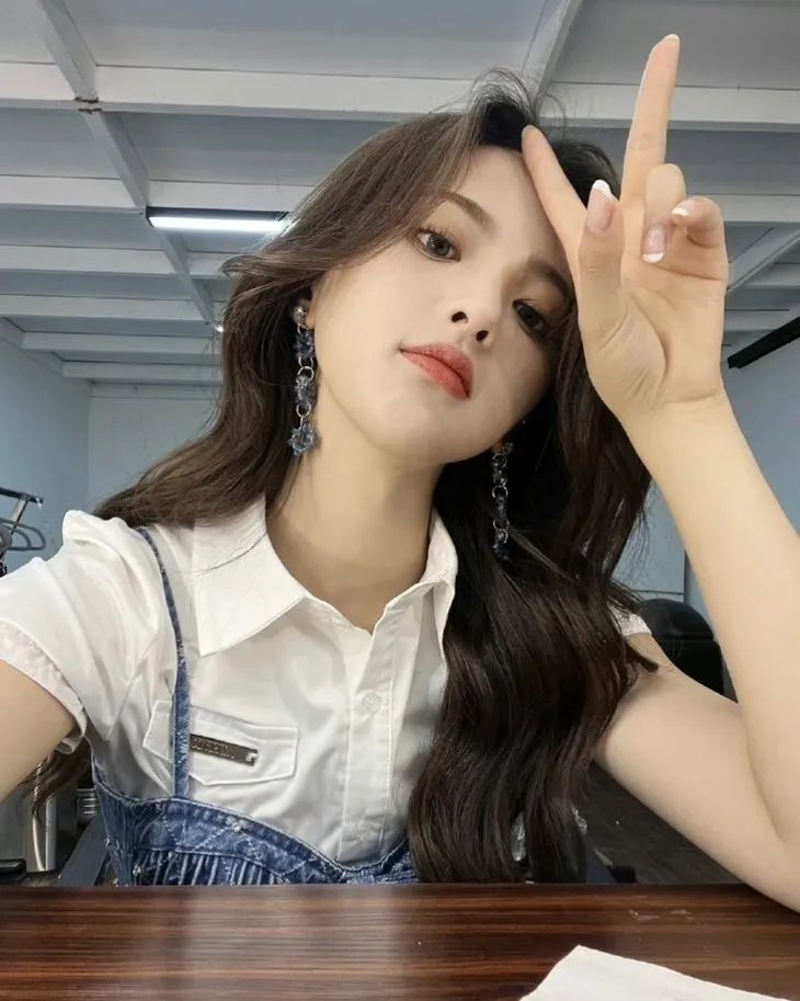 OMG | 倪妮这自拍角度普通人真hold不住