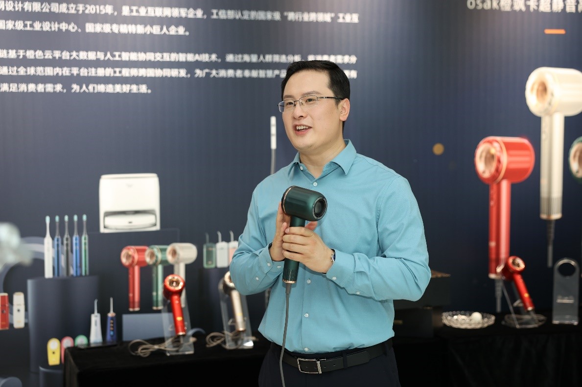 互联网协同研发新玩法 橙色云生态链发布超静音高速吹风机