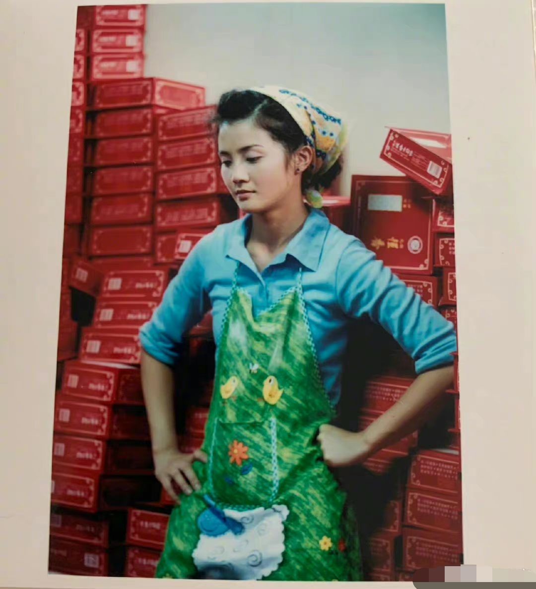 阿sa不愧童颜女神！晒与刘青云20年前旧照，容貌没变化，如今两人再合作