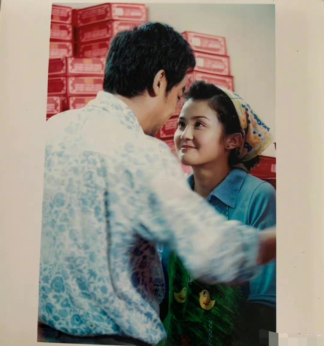 阿sa不愧童颜女神！晒与刘青云20年前旧照，容貌没变化，如今两人再合作