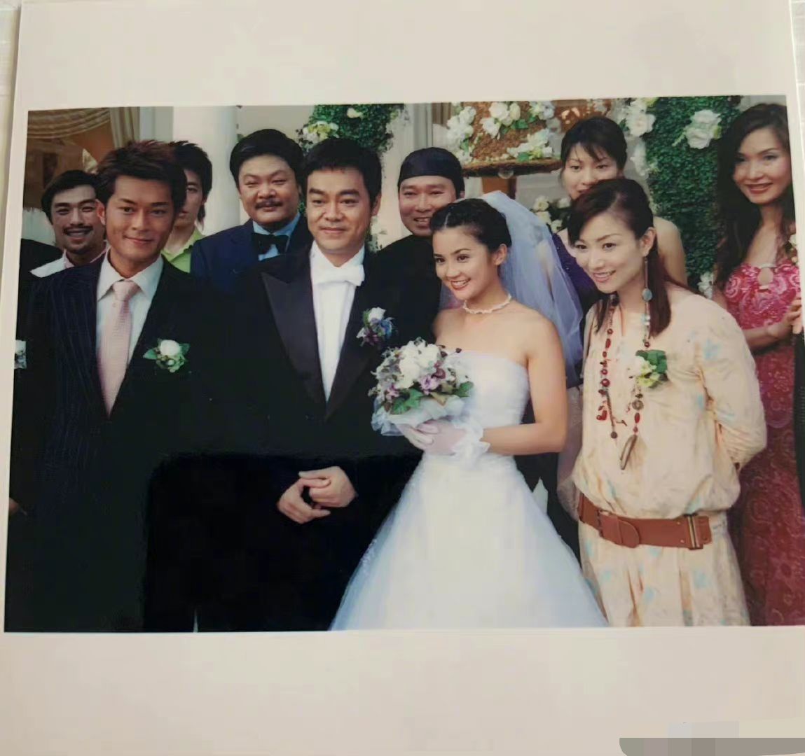 阿sa不愧童颜女神！晒与刘青云20年前旧照，容貌没变化，如今两人再合作