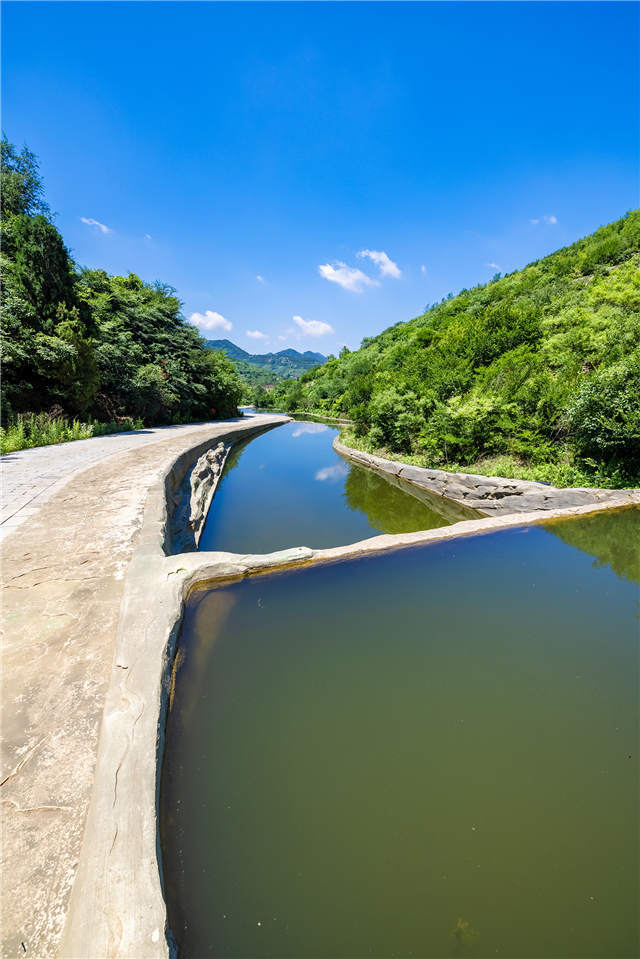 酷暑中驅車沿濟南港九路南行七八公里,來到蘆南村旁的濟南雲臺寺郊野