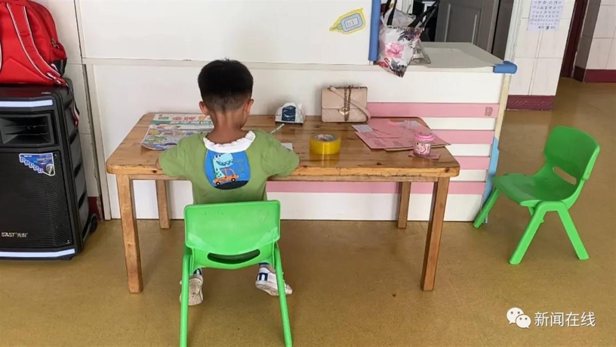 “5岁男孩被遗弃幼儿园”现场实探：母亲答应明后天来接，教育局已介入
