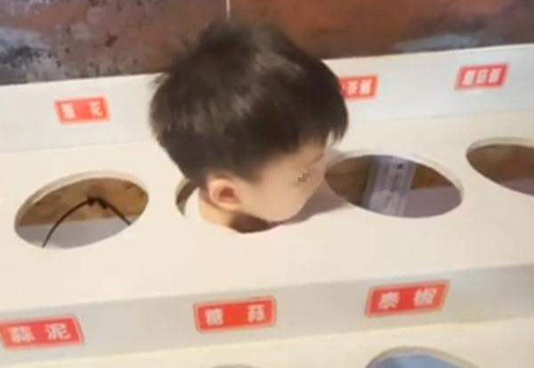 辽宁一幼童钻进调料台被卡，网友：他是辽宁不是想当香辣酱