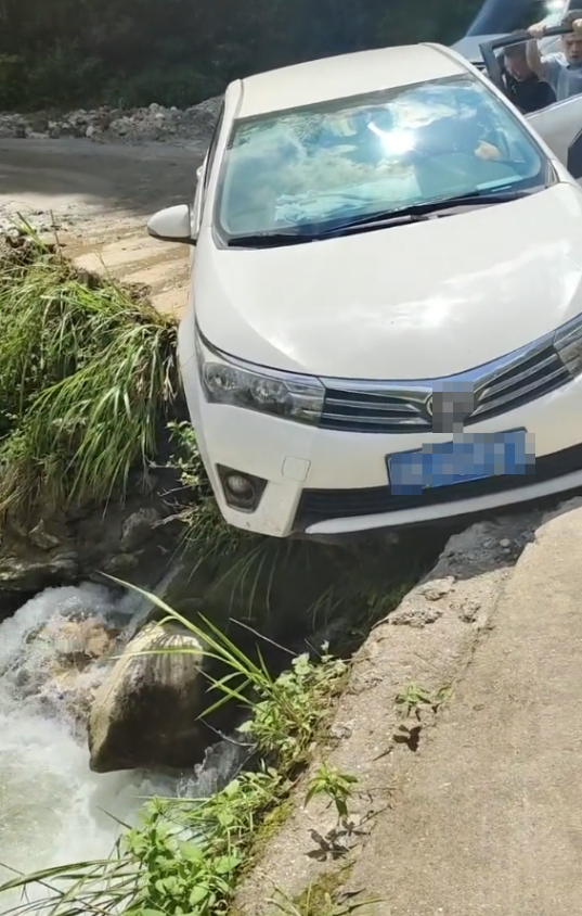 长沙一家三口开车险侧翻坠河！父母对施救者喊：先救宝宝