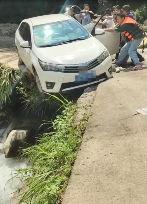 长沙一家三口开车险侧翻坠河！父母对施救者喊：先救宝宝