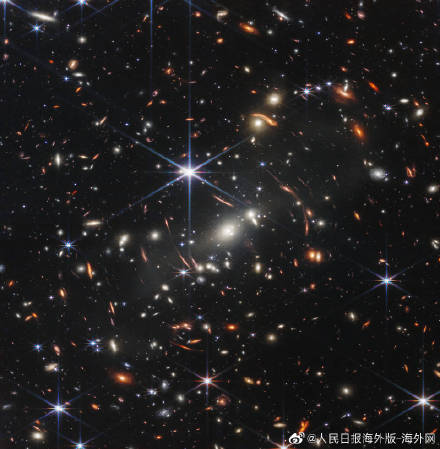 NASA公布詹姆斯·韦伯太空望远镜拍摄的首张全彩色照片 巨大星系团如放大镜