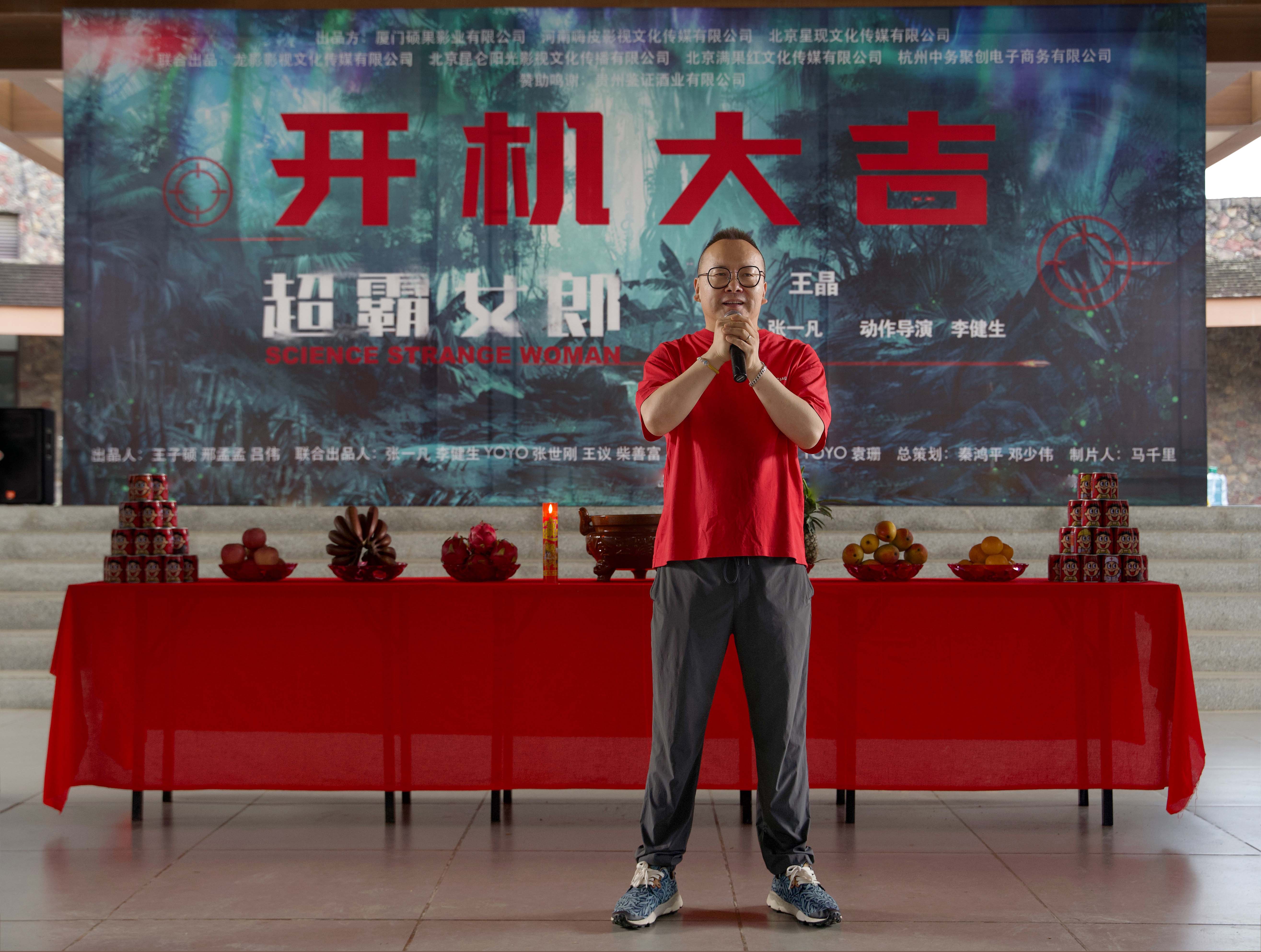 王晶监制科幻动作电影《超霸女郎》开机，邱意浓、何浩文等主演