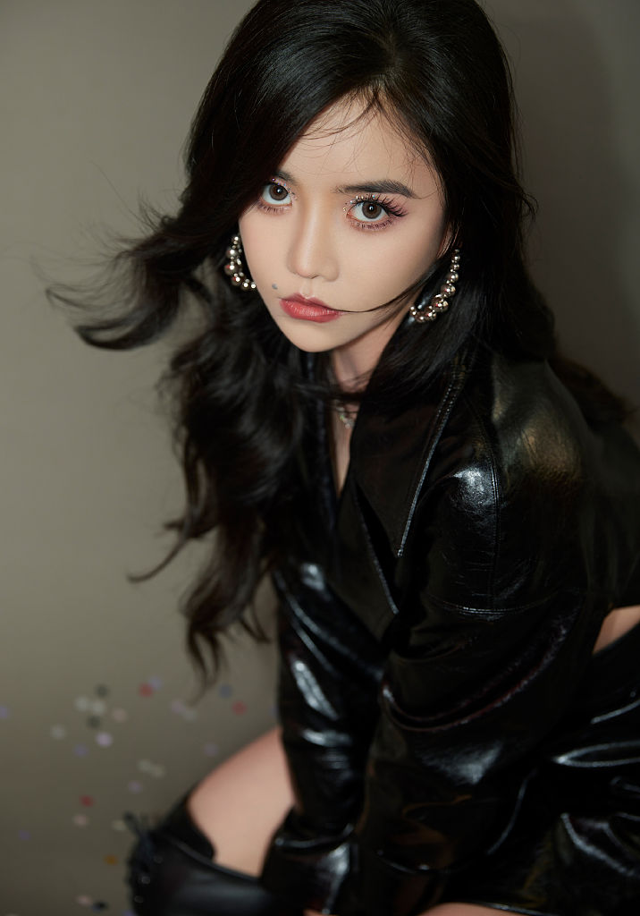 安崎《声生不息》舞台造型美又飒 穿镂空皮衣变冷酷御姐