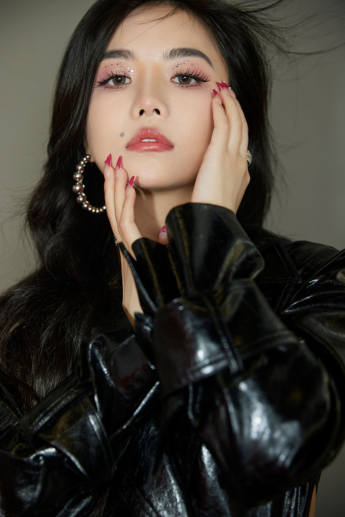 安崎《声生不息》舞台造型美又飒 穿镂空皮衣变冷酷御姐