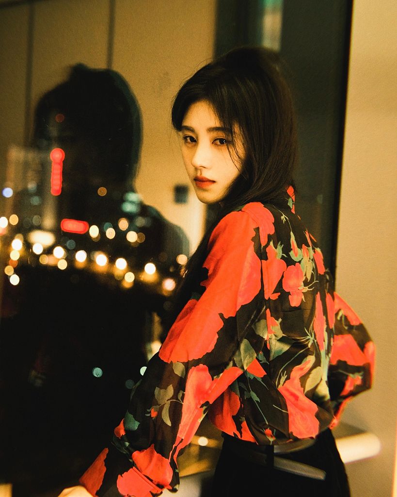 鞠婧祎玫瑰印花衬衫造型写真释出 落地窗前欣赏夜景氛围感满满