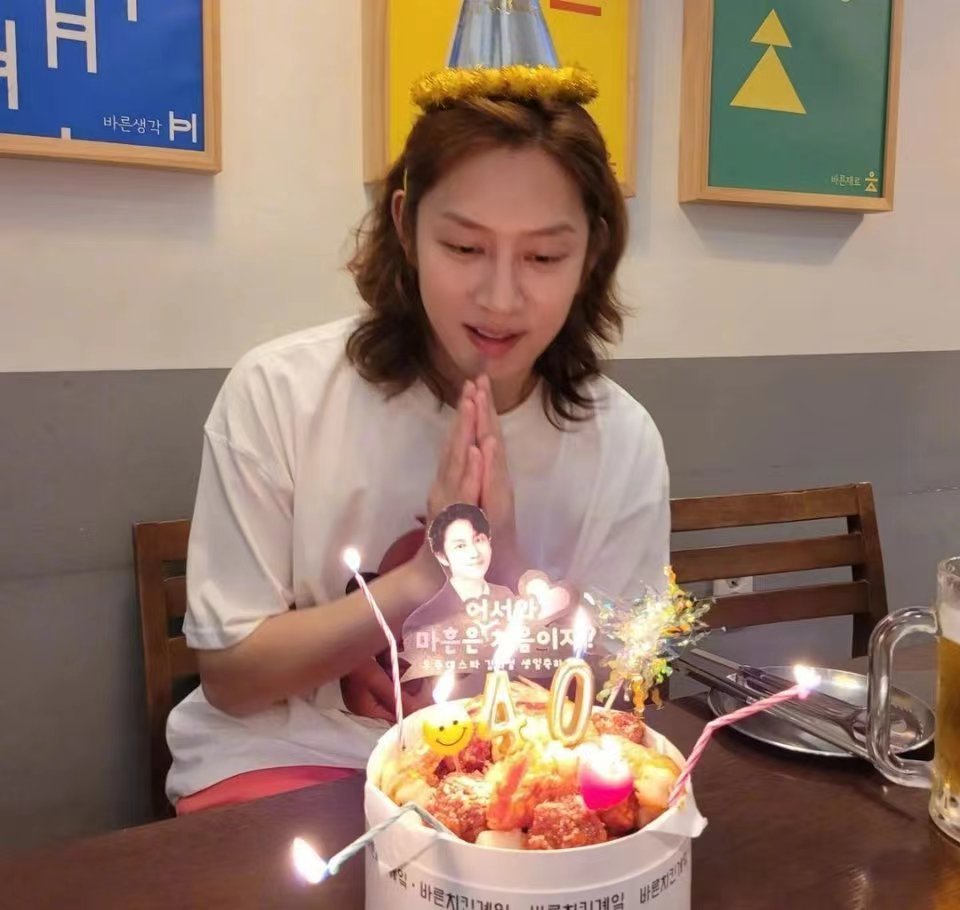 金希澈晒40岁生日照片，金色长发加白T依旧帅气，这状态也太绝了吧