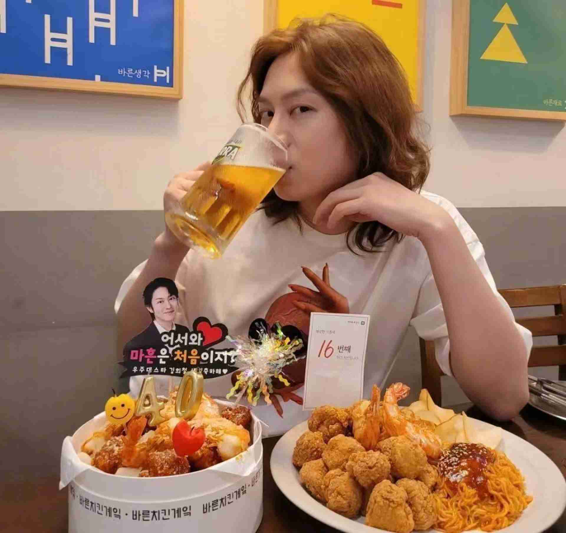 金希澈晒40岁生日照片，金色长发加白T依旧帅气，这状态也太绝了吧