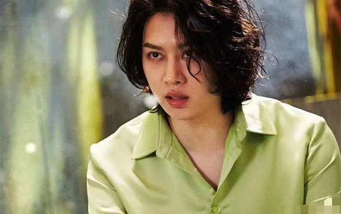 金希澈晒40岁生日照片，金色长发加白T依旧帅气，这状态也太绝了吧