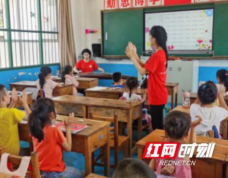 瀏陽(yáng)市達(dá)滸鎮(zhèn)達(dá)滸完小三下鄉(xiāng)支教活動(dòng)(圖2) 瀏陽(yáng)市達(dá)滸鎮(zhèn)達(dá)滸完小三下鄉(xiāng)支教活動(dòng)(圖2)