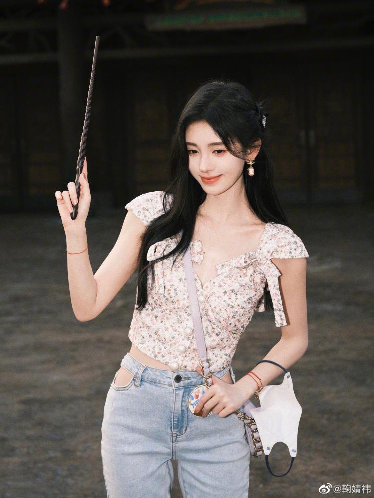 魔法少女！鞠婧祎畅玩环球影城晒美照