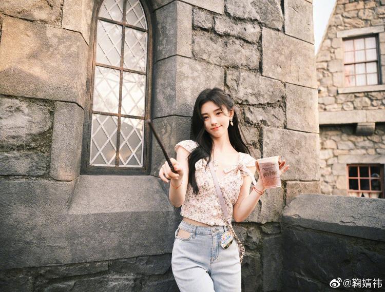 魔法少女！鞠婧祎畅玩环球影城晒美照