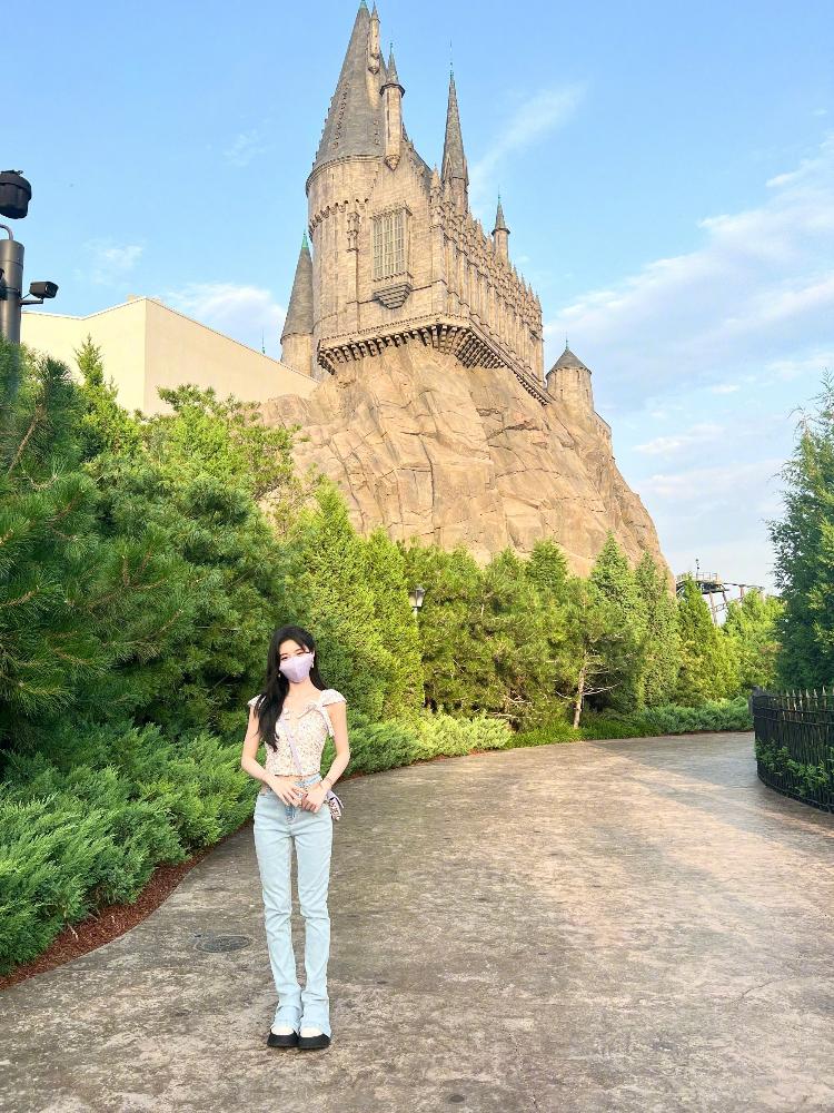 魔法少女！鞠婧祎畅玩环球影城晒美照