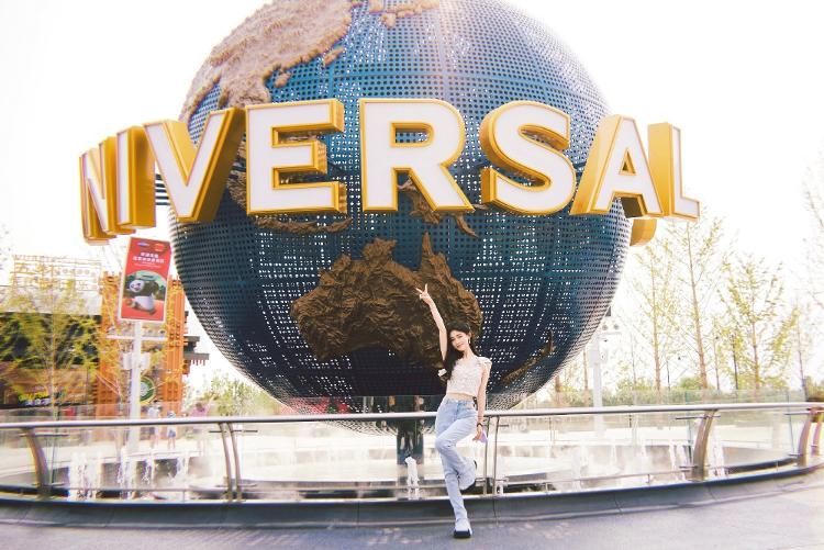 魔法少女！鞠婧祎畅玩环球影城晒美照