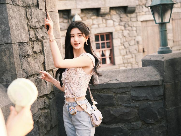 魔法少女！鞠婧祎畅玩环球影城晒美照