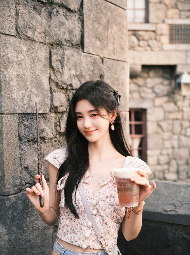 魔法少女！鞠婧祎畅玩环球影城晒美照
