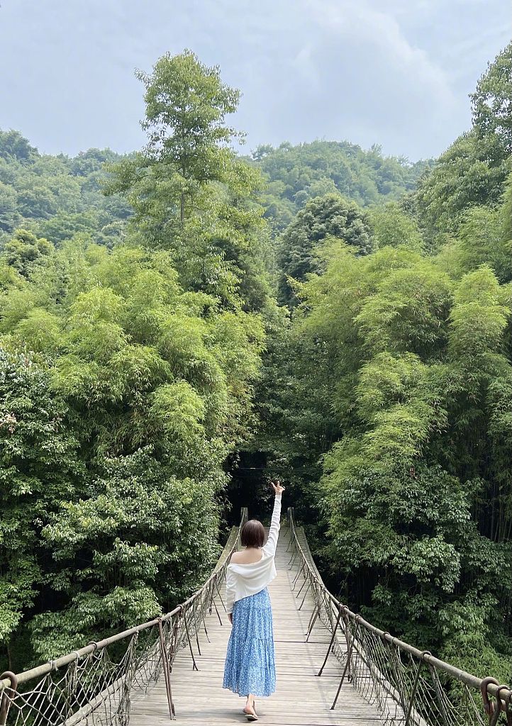 张雨绮漫步山谷尽享夏日风情 穿蓝色碎花长裙清凉迷人