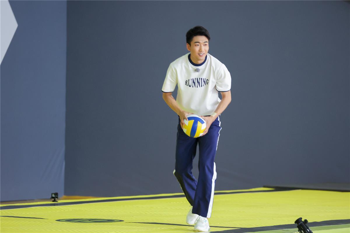 刘畊宏毽子操跳进《奔跑吧》，奥运冠军齐聚挑战兄弟团