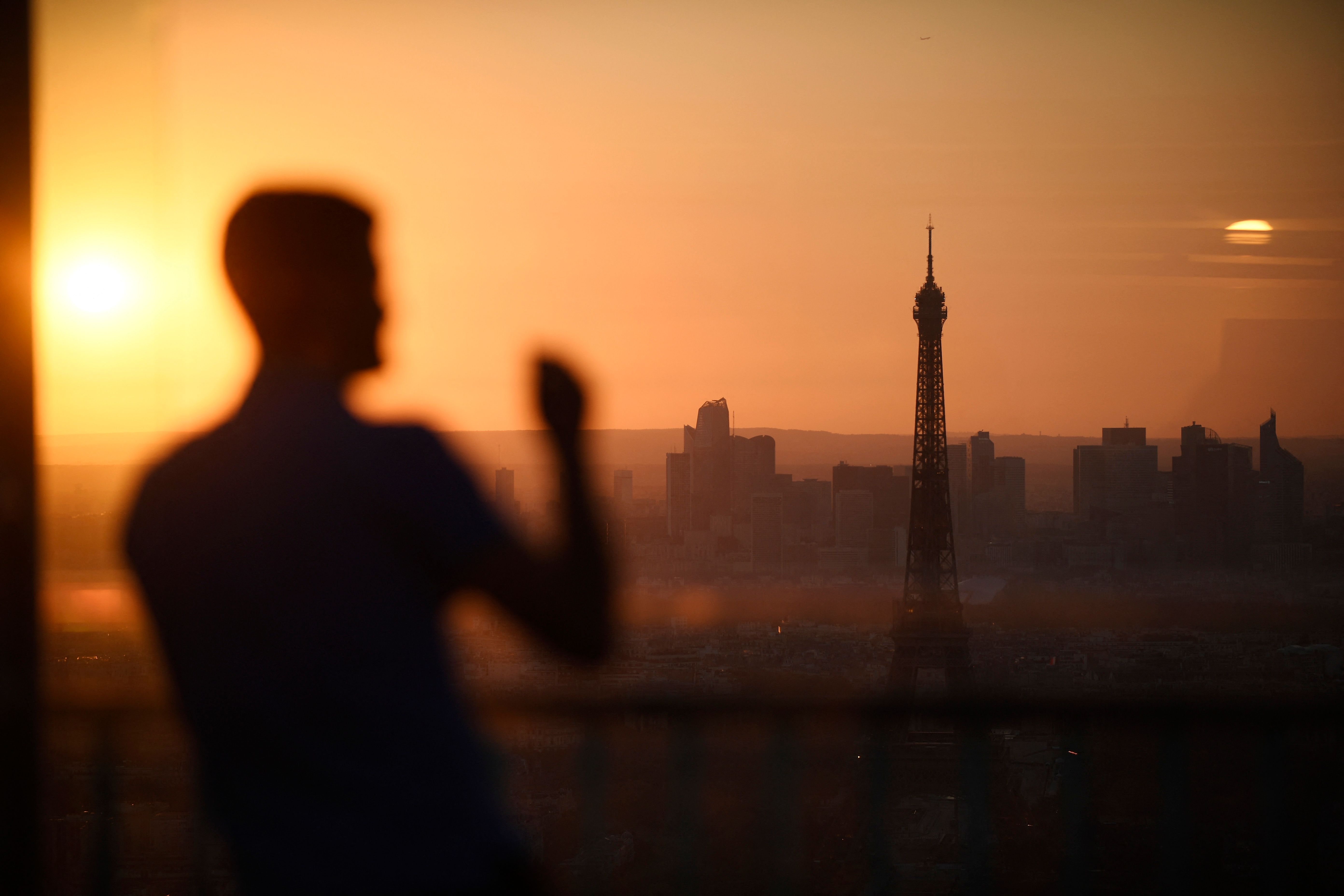 （外代一线）巴黎：日落时分