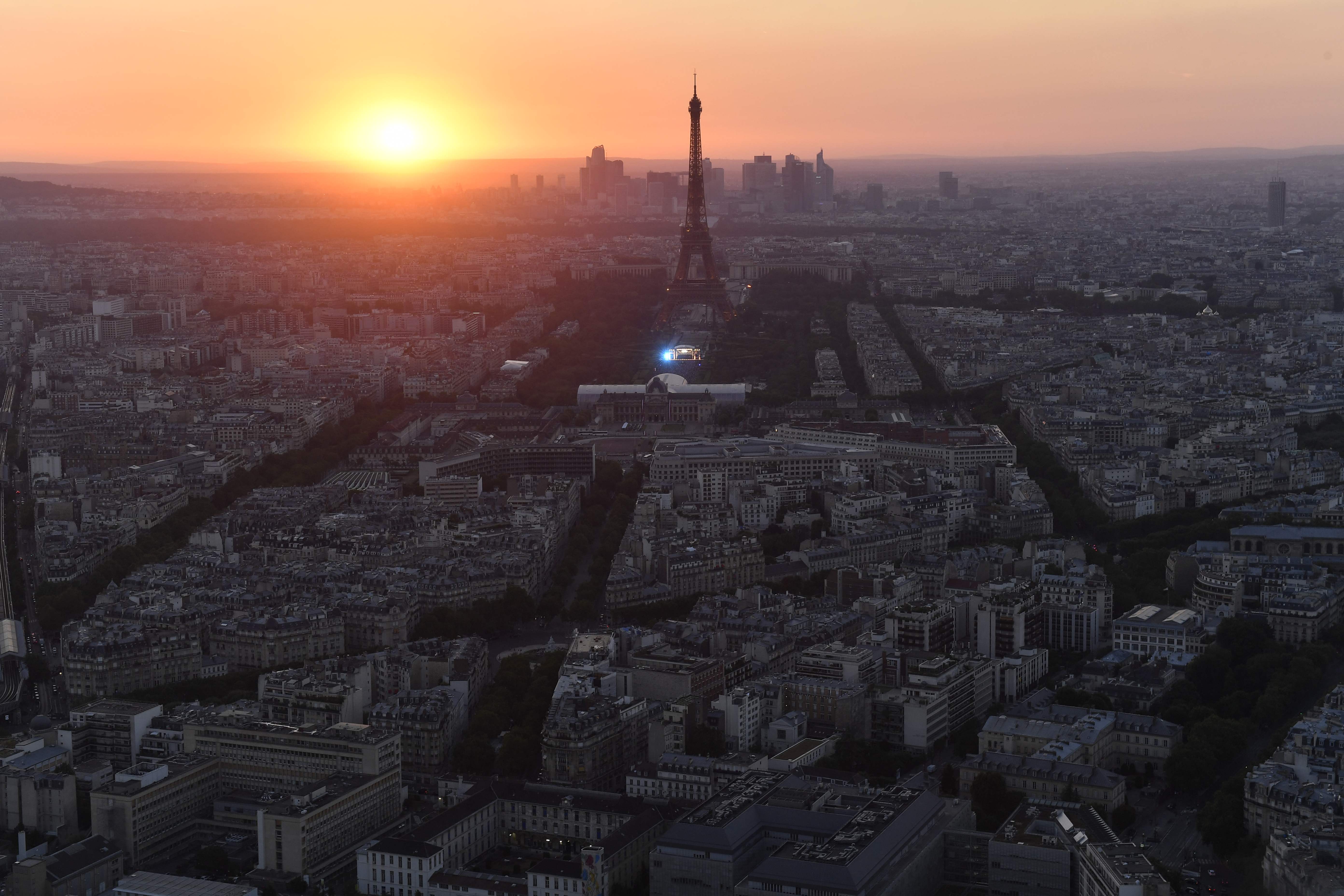 （外代一线）巴黎：日落时分