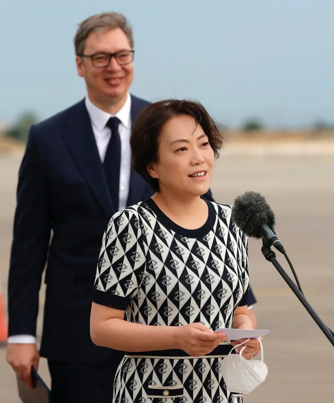 塞尔维亚总统武契奇赴机场迎接首班北京—贝尔格莱德直航航班
