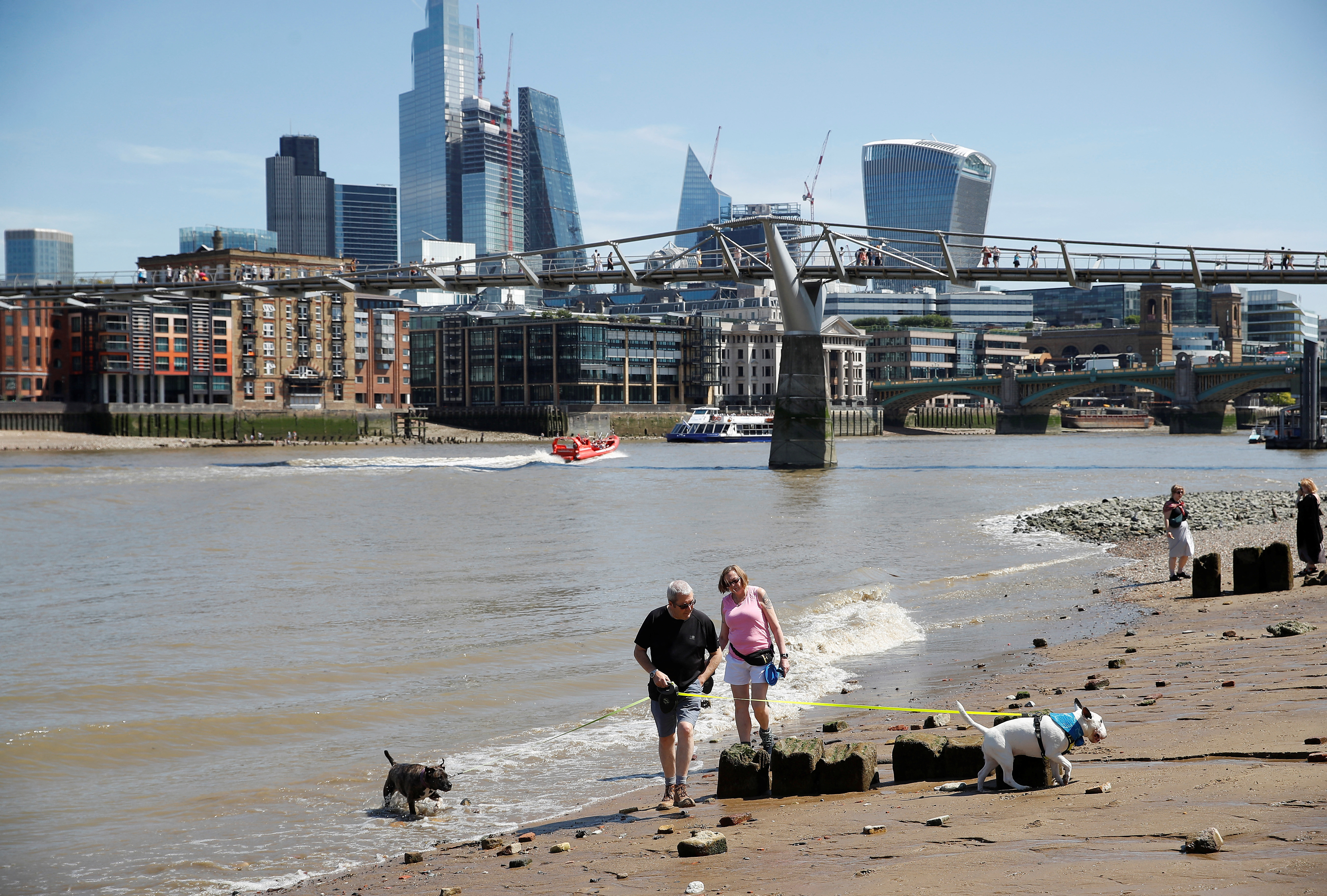 英格兰图片(（外代一线）英国：水边消暑)