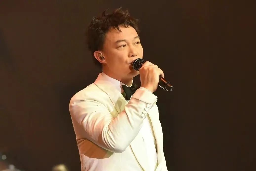 真的不给杨千嬅结一下“打歌费”吗？@Eason