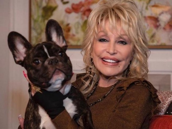 意晚邮报：76岁乡村音乐女星自创狗狗服装品牌系列 还包括家具和配饰