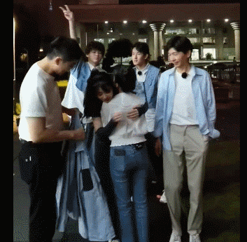 亲手拆cp上热搜了？徐梓童称帮助向琴琴是手欠，被网友骂下头？