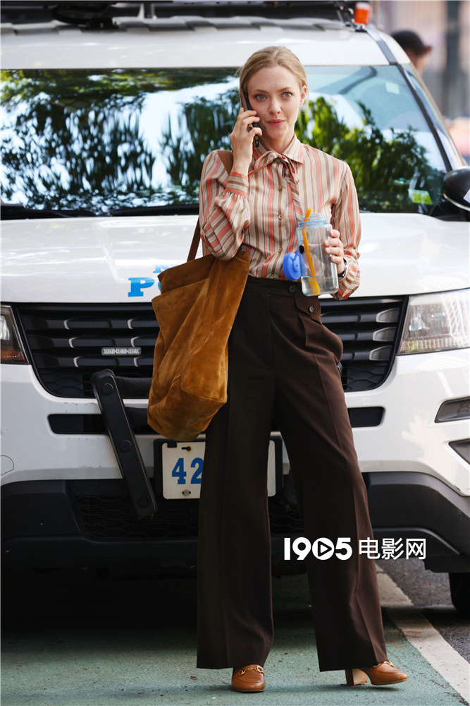 阿曼达·塞弗里德拍戏空档狂吸狗 姨母笑抚摸爱犬