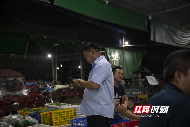 欢辣湖南丨直击湖南超大菜市场内的“夺椒大战”