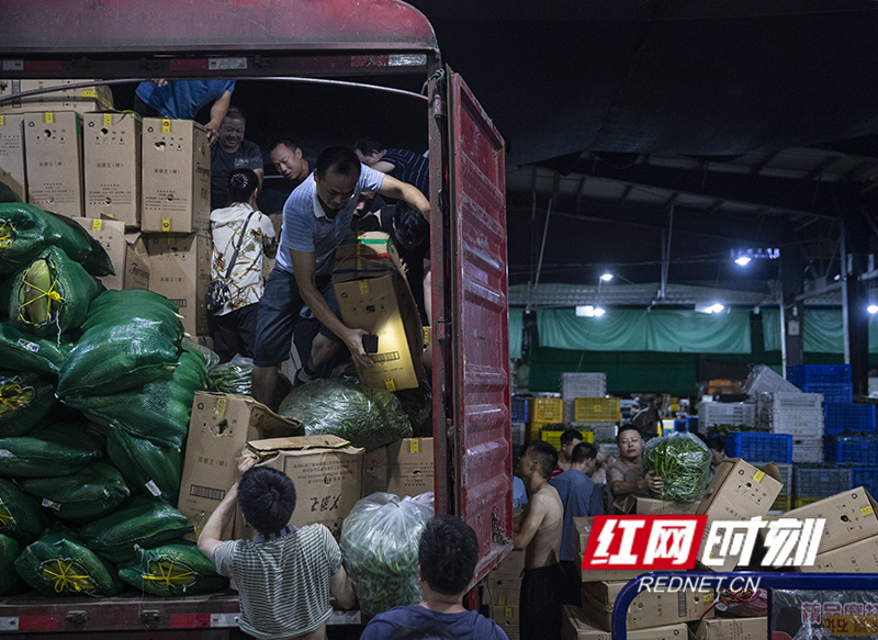 欢辣湖南丨直击湖南超大菜市场内的“夺椒大战”