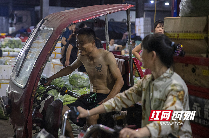 欢辣湖南丨直击湖南超大菜市场内的“夺椒大战”
