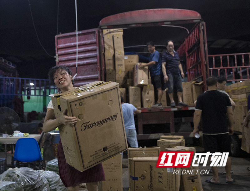 欢辣湖南丨直击湖南超大菜市场内的“夺椒大战”