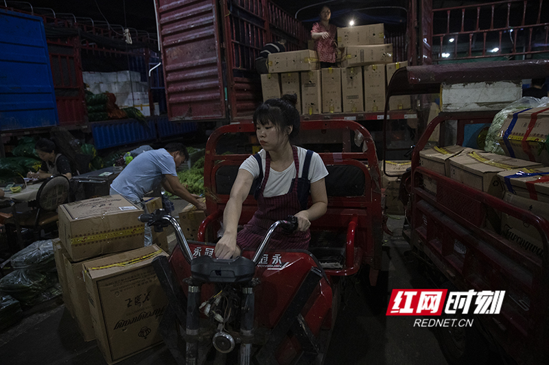 欢辣湖南丨直击湖南超大菜市场内的“夺椒大战”