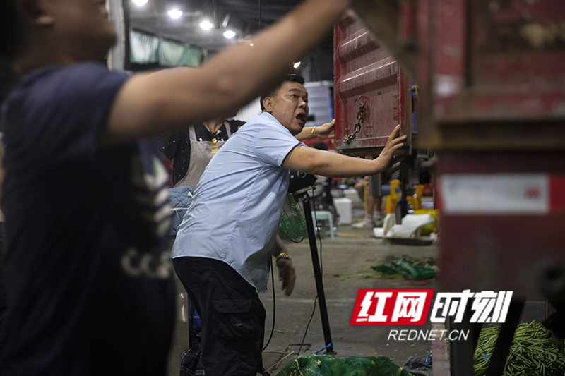 欢辣湖南丨直击湖南超大菜市场内的“夺椒大战”