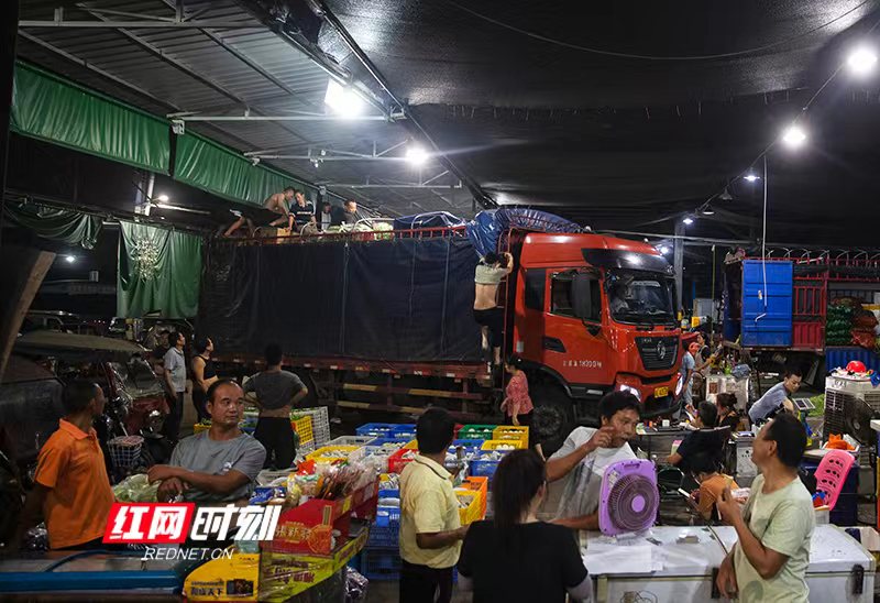 欢辣湖南丨直击湖南超大菜市场内的“夺椒大战”