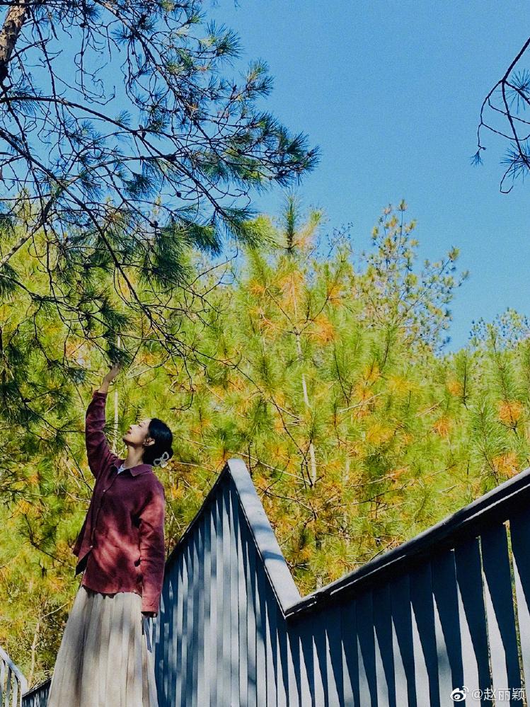 赵丽颖晒照告别角色 穿红衣白裙恬静美好