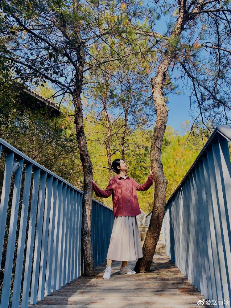 赵丽颖晒照告别角色 穿红衣白裙恬静美好