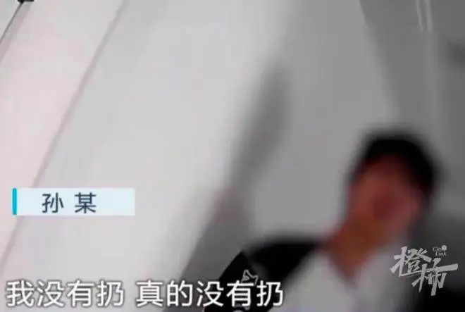 “砰砰”，两只黄酒瓶从天而降，谁扔的？民警扫楼查遍20层20户人家厨房，没人承认，直到调取两部电梯监控……